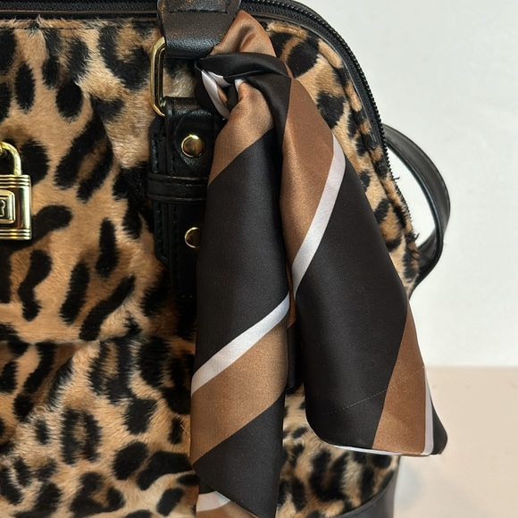 Cheetah print and faux leather handbag with shoulder bag option. - Picture 5 of 11